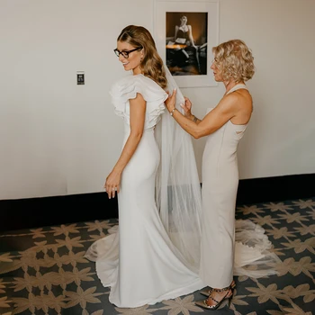 Короткие расклешенные рукава из органзы, Атласное свадебное платье-футляр, Иллюзионная застежка на пуговицы, Имперская талия, V-образный вырез, Облегающее приталенное свадебное платье